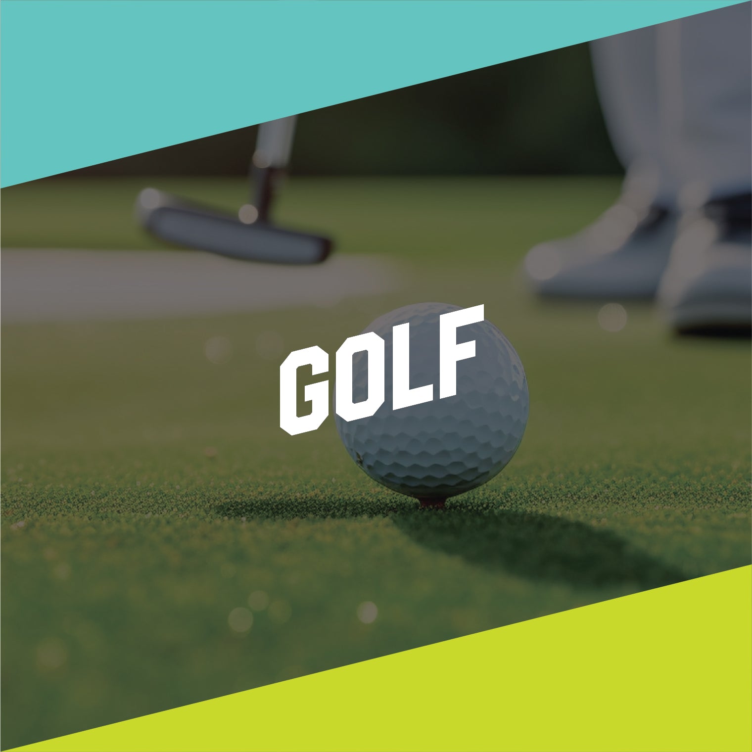 Bola golf dengan tulisan "GOLF" di lapangan hijau. Tampak kaki pegolf dan stik golf di latar belakang.