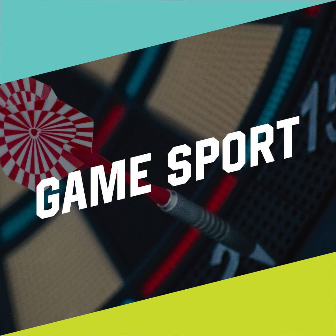 Dart merah menancap di papan target elektronik dengan tulisan “Game Sport” di atasnya