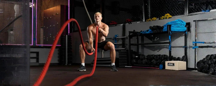 7 Alat Untuk Membentuk Otot Lengan di Gym Terbaik Untukmu