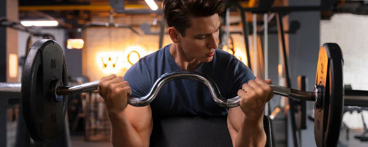 Barbell Bicep Curl: Cara, Manfaat, dan Kesalahan Umum