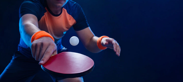 Seorang pemain sedang melatih teknik forehand dan backhand tenis meja