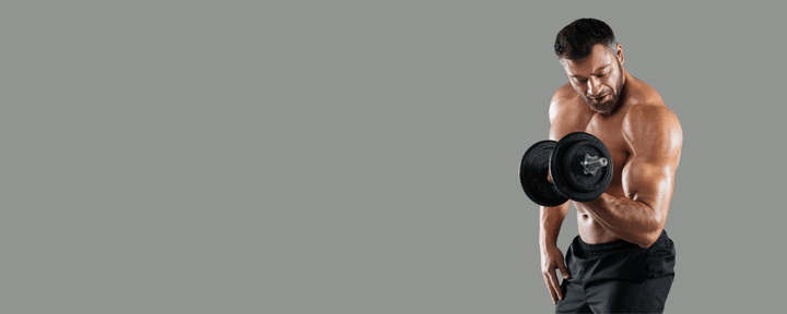 Pria mengenakan tank top putih sedang latihan biceps dengan dumbbell untuk membentuk ototnya