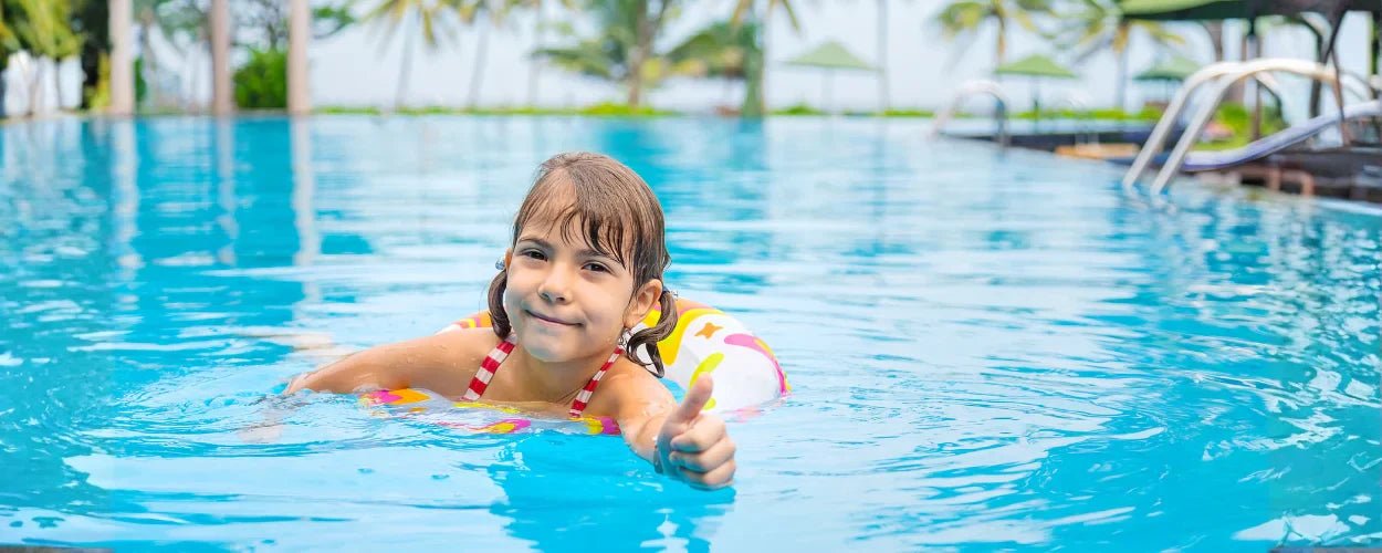 Seorang anak tampak ceria dan percaya diri saat bermain di kolam renang, menunjukkan alasan mengapa olahraga renang digemari oleh anak-anak karena seru, menyegarkan, dan membuat mereka merasa bebas bergerak