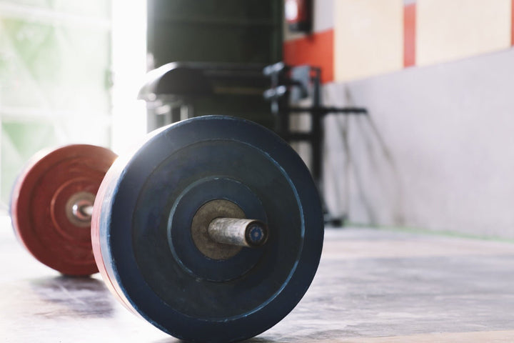 Differences Between Standard and Olympic Barbells in Weightlifting