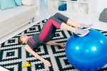 pria latihan dengan gym ball di rumah