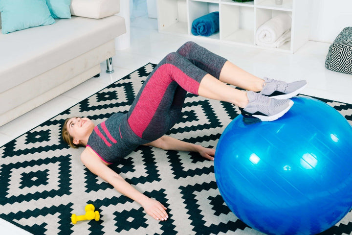 pria latihan dengan gym ball di rumah