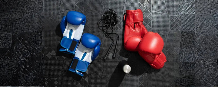 Koleksi alat latihan tinju berupa boxing gloves dan skipping rope siap digunakan untuk melatih kekuatan, koordinasi, dan kebugaran secara praktis di rumah