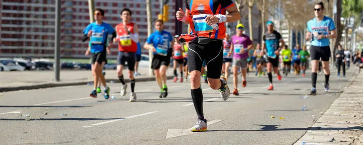para pelari yang sedang mengikuti lomba maraton, relevan untuk menjelaskan apa itu DNF, yaitu kondisi ketika peserta tidak berhasil menyelesaikan perlombaan hingga garis akhir
