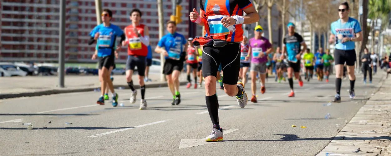 para pelari yang sedang mengikuti lomba maraton, relevan untuk menjelaskan apa itu DNF, yaitu kondisi ketika peserta tidak berhasil menyelesaikan perlombaan hingga garis akhir