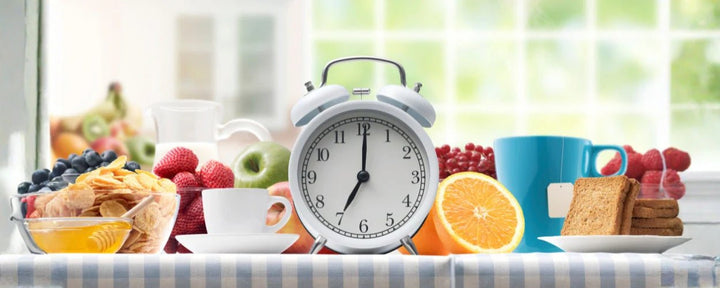 berbagai makanan sehat dengan jam sebagai fokus utama, menggambarkan konsep apa itu intermittent fasting yaitu pola makan yang mengatur waktu makan dan puasa untuk mendukung kesehatan dan manajemen berat badan