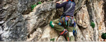 seorang pria sedang memanjat sebuah tebing sebagai contoh dari apa itu rock climbing
