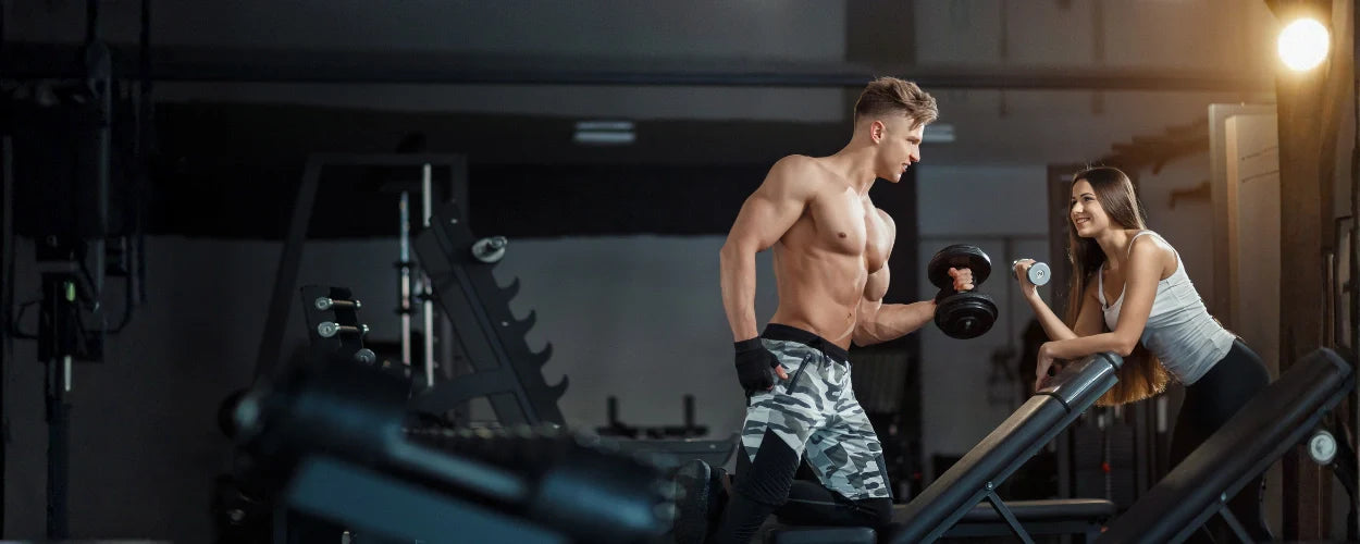 Gambar ini menunjukkan suasana gym yang aktif, menggambarkan pertanyaan umum banyak orang tentang apakah boleh gym setiap hari untuk mencapai hasil optimal