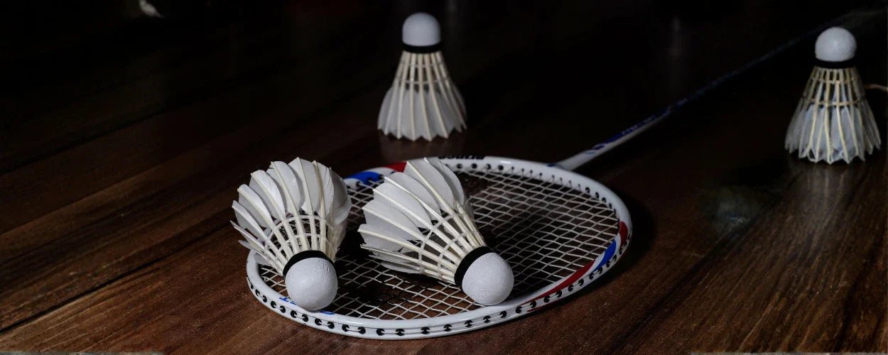 Peralatan bulutangkis yang tertata rapi ini menggambarkan dedikasi dan semangat yang identik dengan atlet badminton Indonesia