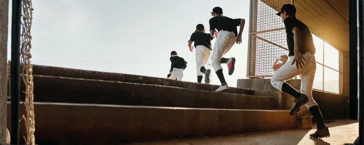 Para pemain softball berlari menuju lapangan, menggambarkan dinamika permainan yang penuh gerakan dan kerja sama seperti yang tercermin dalam berbagai istilah dalam softball