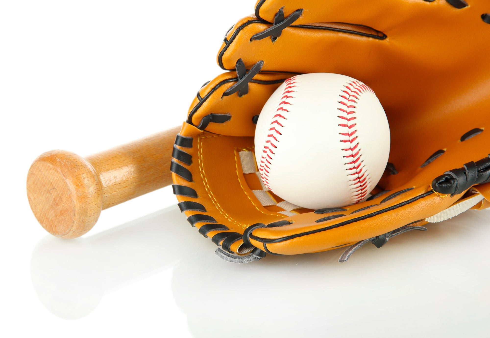 Bola baseball berada di dalam sarung tangan kulit berwarna cokelat, dengan tongkat pemukul kayu di sampingnya di atas latar putih bersih.