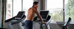 seorang pria berolahraga dengan treadmill untuk membuktikan berapa kalori yang dibakar dengan treadmill
