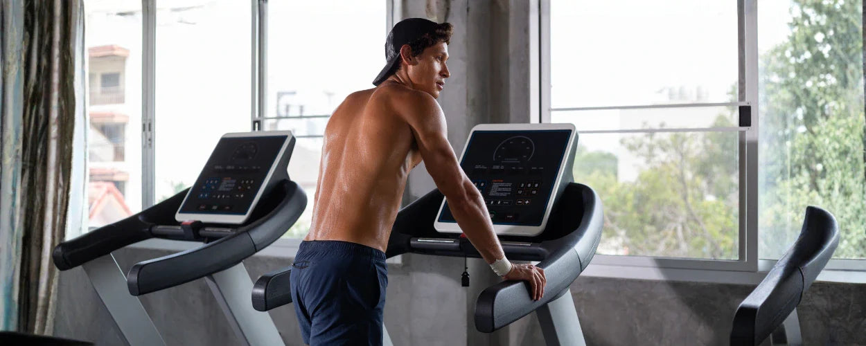 seorang pria berolahraga dengan treadmill untuk membuktikan berapa kalori yang dibakar dengan treadmill