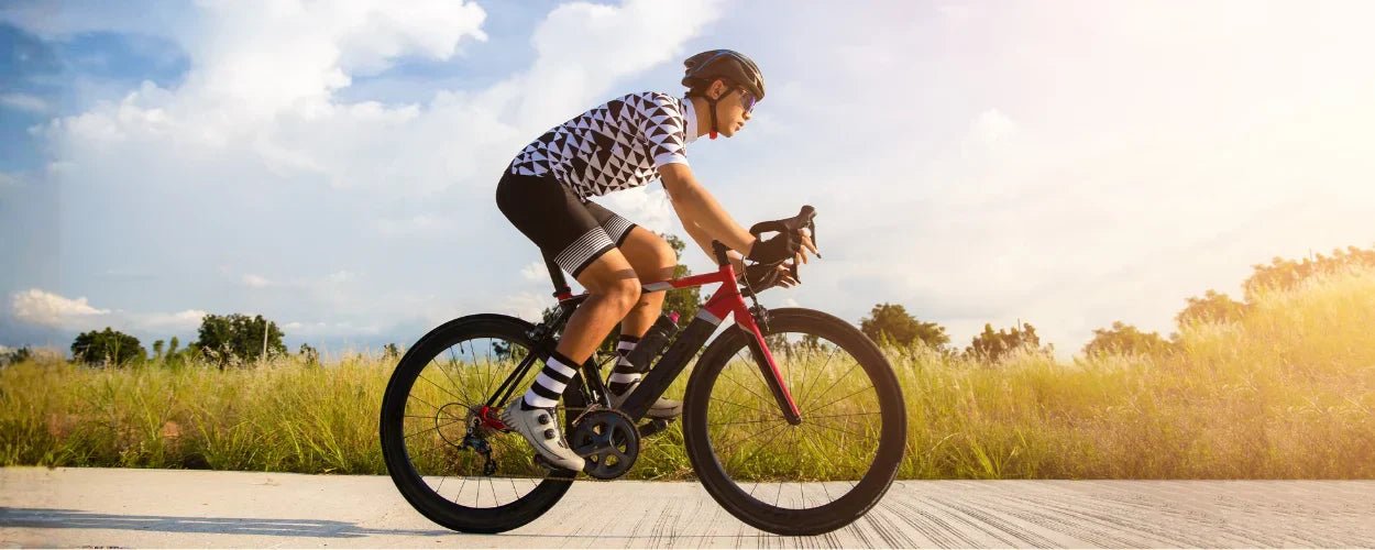 eseorang sedang bersepeda di luar ruangan, menggambarkan aktivitas bersepeda 1 km membakar berapa kalori untuk menjaga kebugaran dan meningkatkan daya tahan tubuh