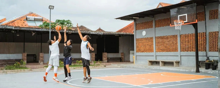 pertandingan bola basket 3x3 yang berlangsung di lapangan terbuka dengan intensitas tinggi, menonjolkan duel cepat, kerja sama tim, dan teknik tembakan jarak dekat