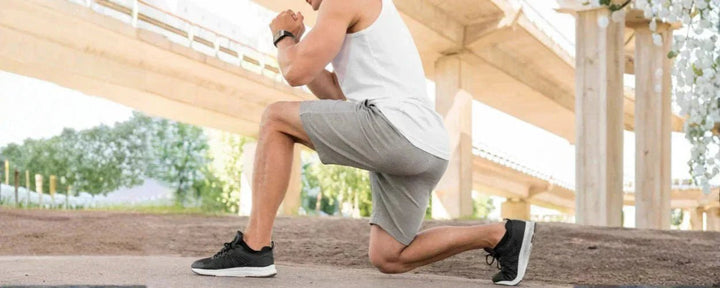 Seorang pria sedang melakukan latihan lunge di luar ruangan sebagai salah satu cara melatih otot kaki agar lebih kuat dan stabil