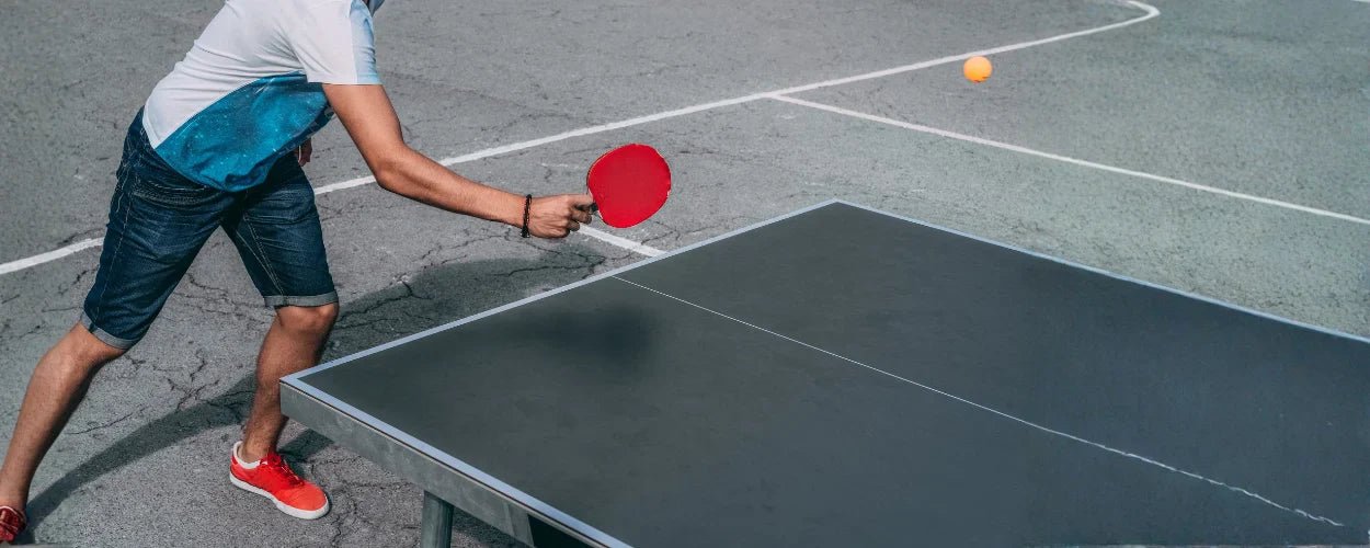 seorang atlet pria menunjukkan cara memegang bet tenis meja secara benar agar pukulan semakin efektif