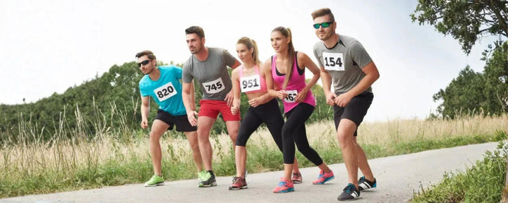 pelari bersiap di garis start dengan memperhatikan cara mengatur napas saat lari untuk menjaga stamina sejak awal perlombaan