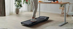 seseorang sedang berjalan santai diatas walking pad menunjukkan cara menggunakan walking pad yang benar