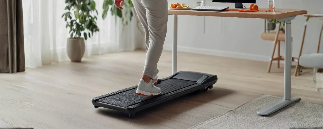 seseorang sedang berjalan santai diatas walking pad menunjukkan cara menggunakan walking pad yang benar