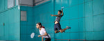 seorang atlet pria sedang mempraktikan cara smash badminton yang benar saat bermain badminton ganda campuran