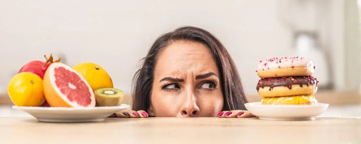 Cheat day adalah kondisi saat seseorang dihadapkan pada pilihan antara makanan sehat dan makanan tinggi gula/kalori, yang sering menimbulkan dilema dalam program diet