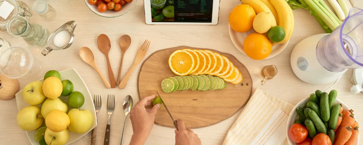 seseorang sedang menyiapkan buah dan sayur segar sebagai bagian dari diet sehat untuk pemula yang mudah dan bergizi.