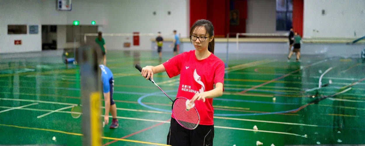 Latihan intens seperti pada gambar ini menunjukkan bahwa drilling badminton adalah kunci untuk meningkatkan konsistensi pukulan dan kontrol permainan
