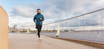 seorang pria berpakaian olahraga sedang berlari dengan kecepatan rendah sebagai bentuk easy run pace dia