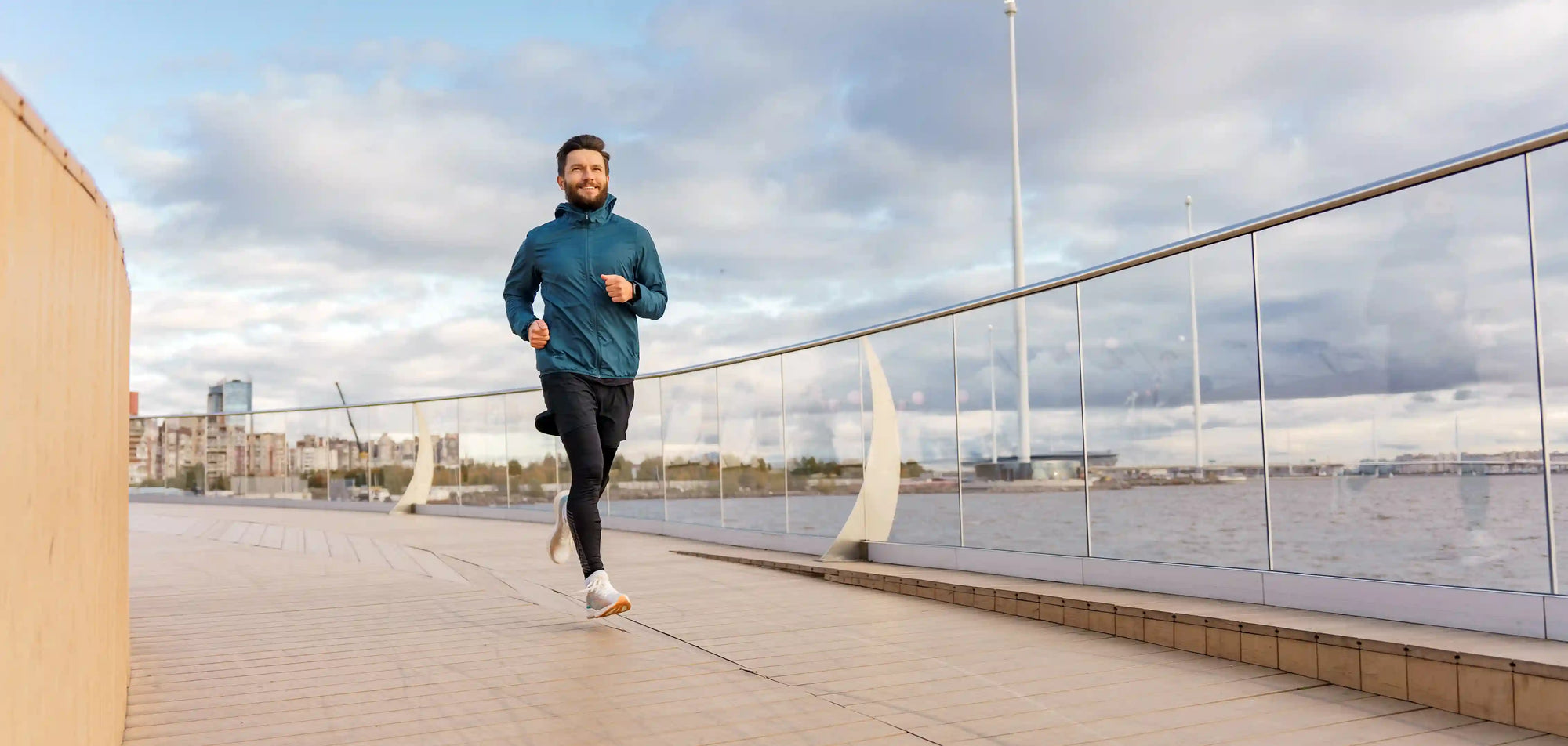 seorang pria berpakaian olahraga sedang berlari dengan kecepatan rendah sebagai bentuk easy run pace dia
