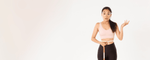 Seorang wanita tampak kebingungan saat mengukur lingkar pinggangnya, menggambarkan pentingnya memilih fat burning terbaik untuk wanita agar hasil diet lebih efektif