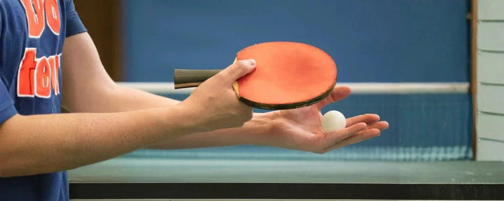 pemain yang sedang bersiap melakukan forehand tenis meja dengan posisi bola di telapak tangan sebelum dipukul