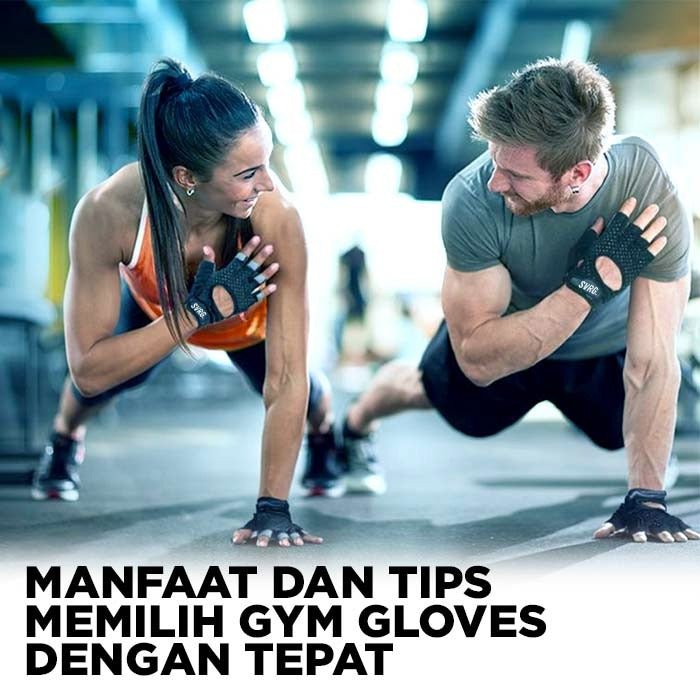 Dua orang berlatih plank di gym sambil memakai gym gloves SVRG dan saling tersenyum