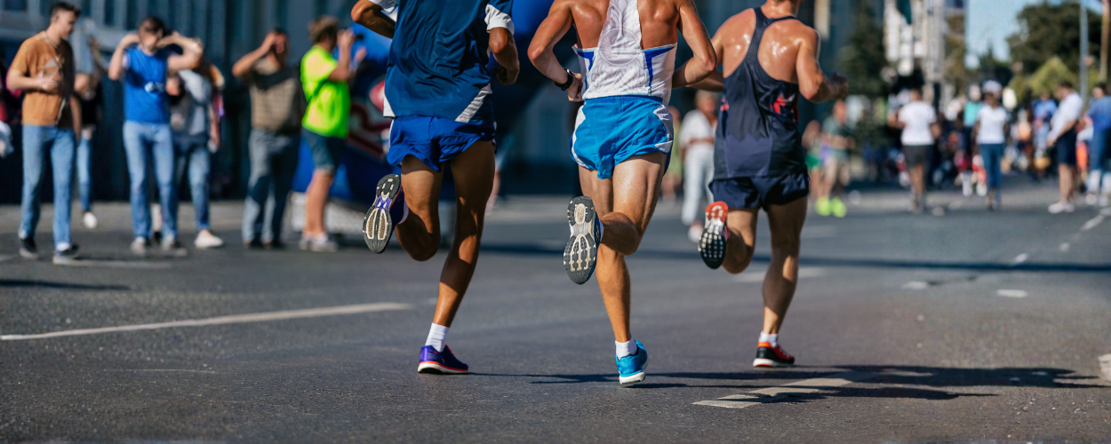 para pelari yang sedang berpartisipasi dalam lomba lari half marathon berapa km, yaitu sejauh 21,0975 kilometer di jalan raya