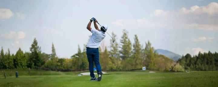 seseorang pegolf yang sedang melakukan pukulan dari salah satu istilah pukulan golf