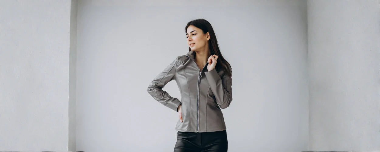 seorang wanita menggunakan jaket anti uv untuk persiapan olahraga maksimal