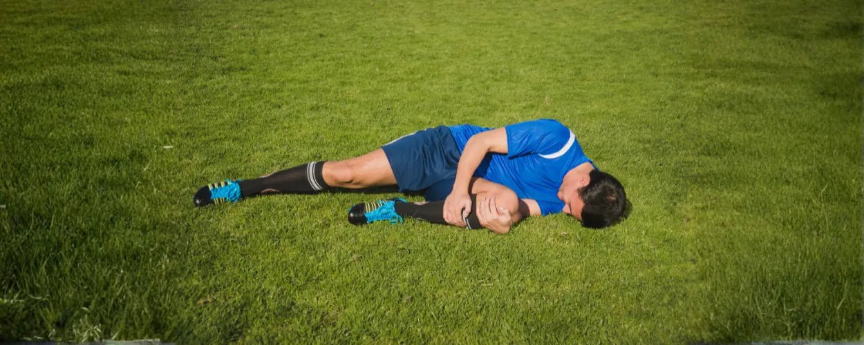 salah satu contoh jenis pelanggaran dalam sepak bola, yaitu tekel keras yang menyebabkan pemain lawan terjatuh dan berpotensi cedera saat berusaha merebut bola