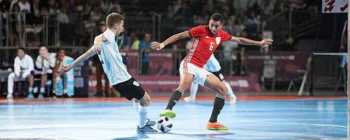Gambar tersebut menggambarkan jumlah pemain basket sebagai olahraga beregu yang dimainkan oleh dua tim, di mana setiap tim menurunkan lima pemain aktif di lapangan sesuai peraturan resmi