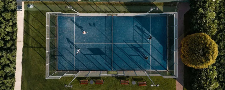 pemandangan lapangan padel outdoor dengan pengambilan gambar drone dari atas