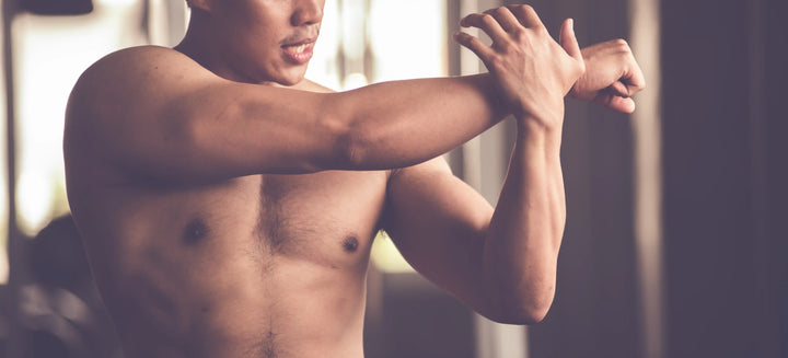 latihan forearm tanpa alat yang fokus pada kekuatan otot lengan bawah melalui gerakan sederhana seperti peregangan dan kontraksi tangan tanpa menggunakan peralatan gym
