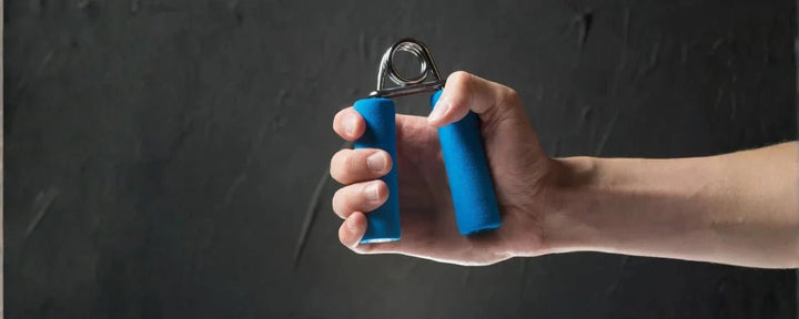 seorang sedang latihan hand grip dengan memegang dengan erat