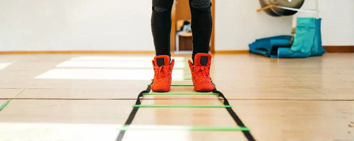 gambar kaki diatas agility ladder untuk latihan kelincahan untuk mengasah kecepatannya