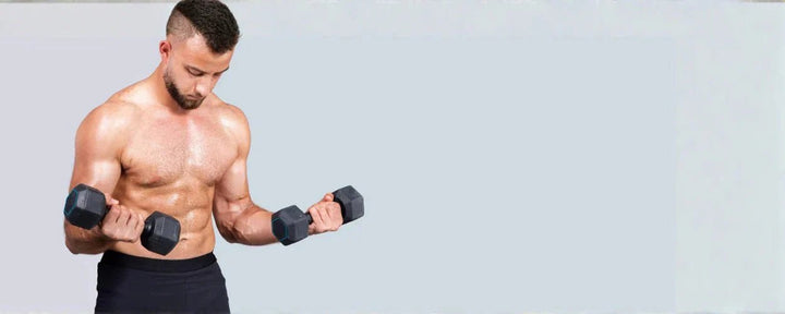 Pria berotot tanpa baju sedang melakukan latihan otot biceps dengan dumbbell di tangan kanan, berlatar belakang polos