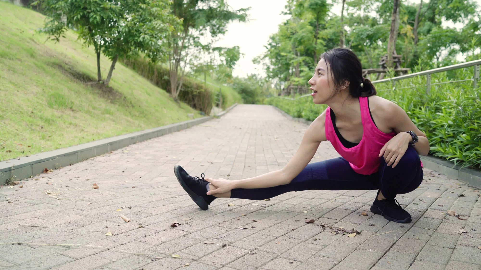 Latihan pernapasan untuk lari bisa dikombinasikan dengan peregangan kaki agar otot lebih rileks dan pernapasan lebih teratur