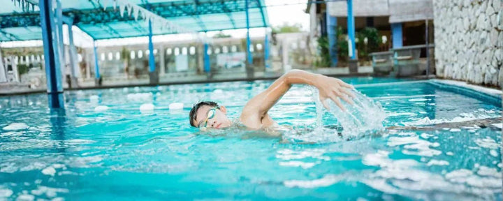 Seorang perenang berlatih gaya bebas di kolam sebagai bagian dari latihan renang untuk diet guna meningkatkan kebugaran dan membakar kalori