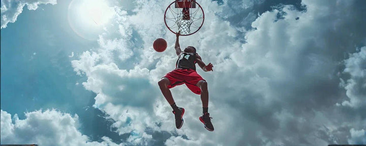 aksi lay up basket, di mana seorang pemain melayang di udara dan melepaskan bola ke arah ring dengan teknik yang tepat dan penuh kontrol